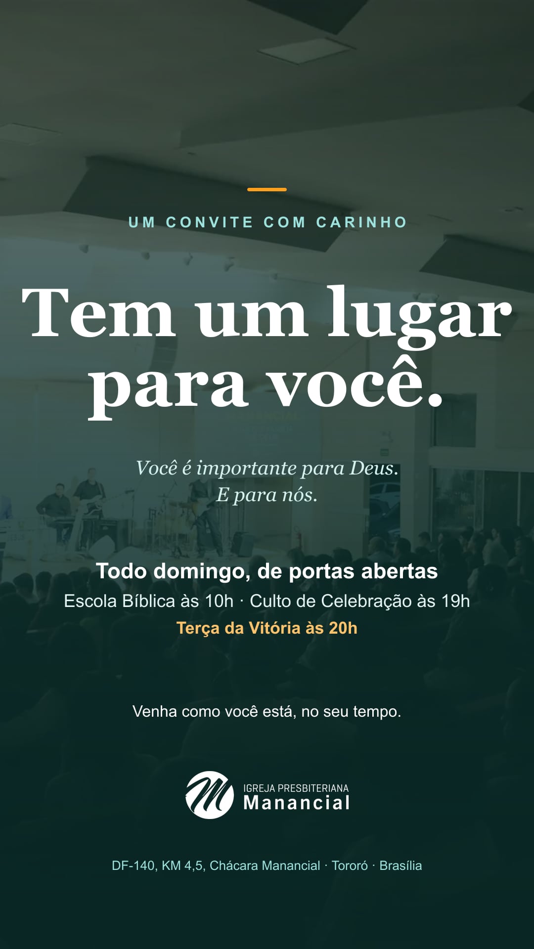 Convite vertical: Tem um lugar para você. Você é importante para Deus e para nós. Todo domingo, Escola Bíblica às 10h e Culto de Celebração às 19h. Venha como você está.