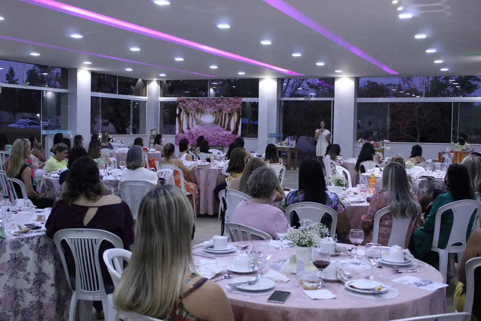 Jantar de mulheres no salão da igreja