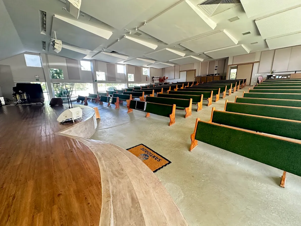 Interior do templo, com os bancos e o palco