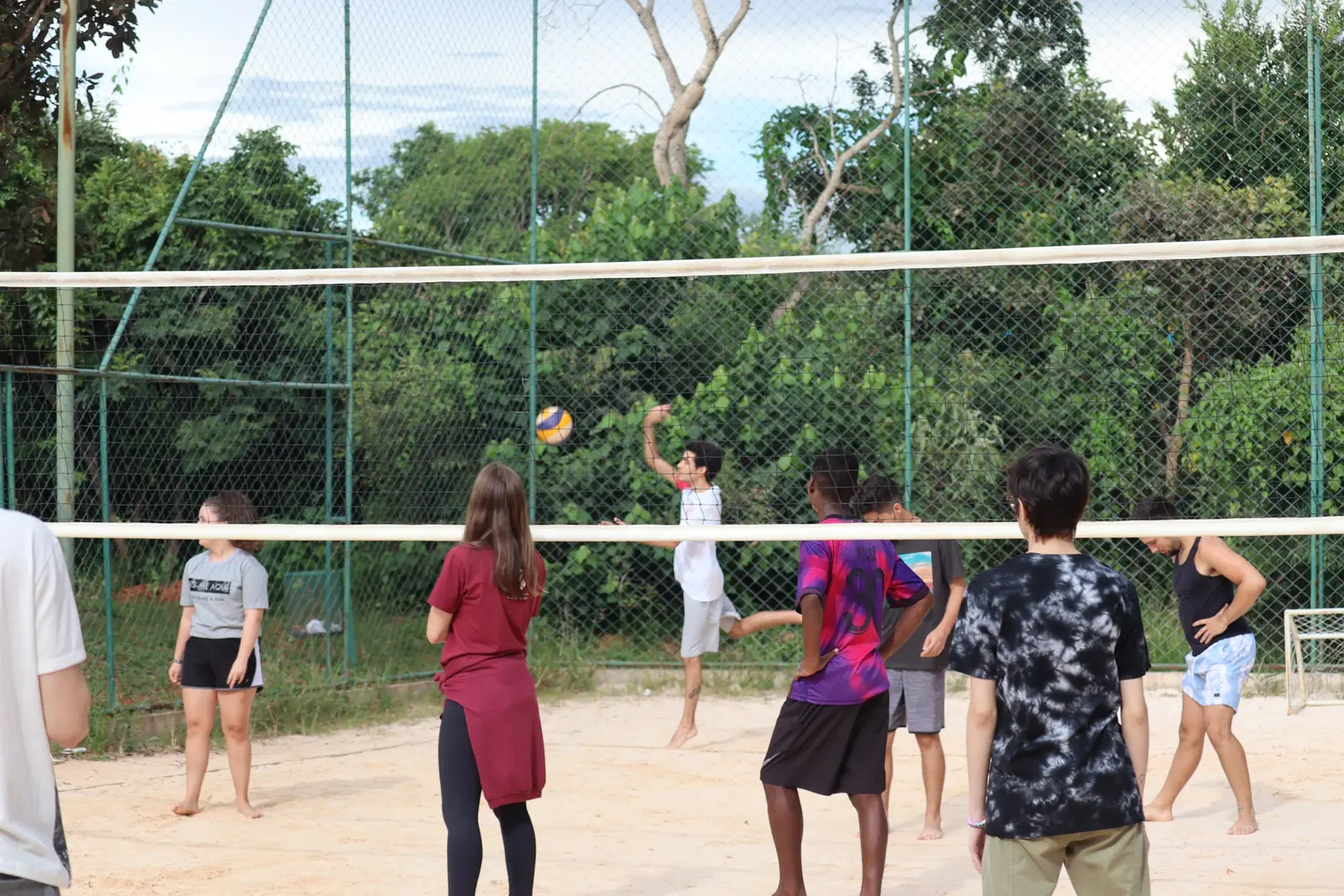 Vôlei na quadra de areia da igreja
